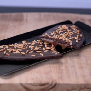 Coca de xocolata negra i caramel salat